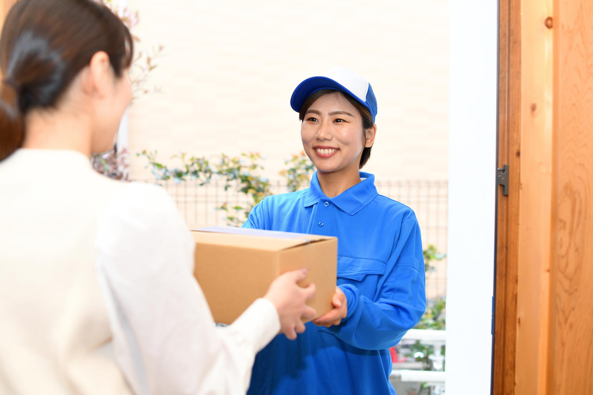 海外の運送業者の仕事ぶりをみてみよう。越境ECにわれもの指定ある？