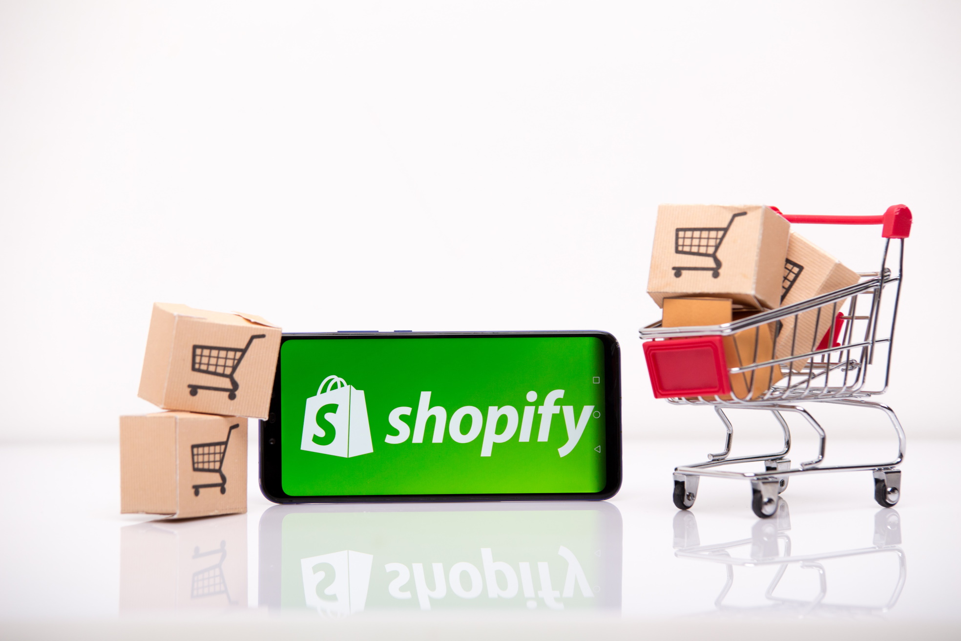 Shopify（ショッピファイ）、Facebookと決済統合、SNS戦略邁進